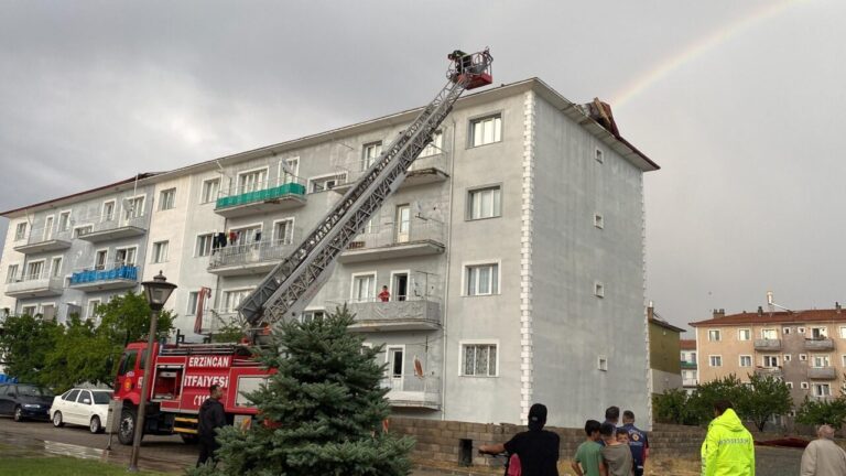 Erzincan’da rüzgar çatıları uçurdu, yağmur su baskınlarına neden oldu
