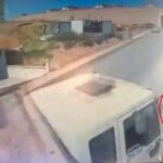 rampa cikarken geri kayan kamyon site duvarina carpip devrildi atlayan surucu yaralandi 924a6b6020c9