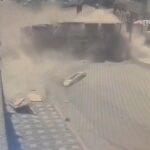 rampa cikarken geri kayan kamyon site duvarina carpip devrildi atlayan surucu yaralandi 965941d794fe