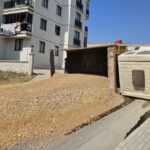 rampa cikarken geri kayan kamyon site duvarina carpip devrildi atlayan surucu yaralandi 9d9f40872a69