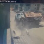 rampa cikarken geri kayan kamyon site duvarina carpip devrildi atlayan surucu yaralandi afab931ee5f1