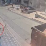 rampa cikarken geri kayan kamyon site duvarina carpip devrildi atlayan surucu yaralandi d0637cfed5f3