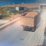 rampa cikarken geri kayan kamyon site duvarina carpip devrildi atlayan surucu yaralandi e676b910eee7