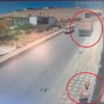 rampa cikarken geri kayan kamyon site duvarina carpip devrildi atlayan surucu yaralandi f897f52e5f0f