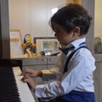 6 yasindaki yusufun piyano yetenegi beethoven ve mozartin eserlerini ustalikla caliyor 143aeb0c982f