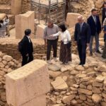 bakan ersoy gobeklitepede neolitik cagin rituellerine isik tutacak insan heykeli bulundu 7caf48b63fd2