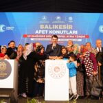 bakan kurum depremzede kadinlarla birlikte temel atti 705d252f42f0