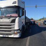 isikta bekleyen tira carpan otomobilin surucusu yaralandi annesi oldu 15181c7f48d1