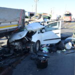 isikta bekleyen tira carpan otomobilin surucusu yaralandi annesi oldu 1d58afa36eca