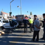 isikta bekleyen tira carpan otomobilin surucusu yaralandi annesi oldu 24631cd11385