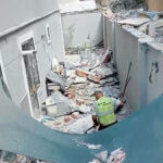 istanbul avcilardaki binanin yikimi sirasinda yandaki evin bahcesine molozlar dustu 01381ce6713f