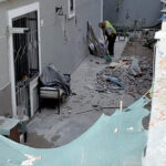 istanbul avcilardaki binanin yikimi sirasinda yandaki evin bahcesine molozlar dustu 94d4ae8187f9