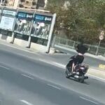 istanbul cekmekoyde motosikletlinin tek teker uzerinde tehlikeli yolculugu kamerada 74e731340738