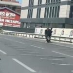 istanbul cekmekoyde motosikletlinin tek teker uzerinde tehlikeli yolculugu kamerada e9340cb8993e