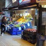 istanbul kucukcekmecede evcil hayvaniyla alisveris yapan kadina yumruklu saldiri kamerada 699820a09707