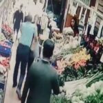 istanbul kucukcekmecede evcil hayvaniyla alisveris yapan kadina yumruklu saldiri kamerada a0347ec1805a