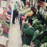 istanbul kucukcekmecede evcil hayvaniyla alisveris yapan kadina yumruklu saldiri kamerada c3be3bf71952