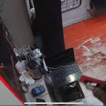 istanbul taksimde 1 ay once ise basladigi dukkani soydu telefonu suna bak diyerek caldi b58d5bb289e8