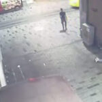 istanbul taksimde sokakta uyuyan adamin telefonunu calip kacti o anlar kamerada 8169fa042b40