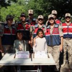 Jandarmadan tarım işçisi ailelerin çocuklarına sürpriz doğum günü 1 jandarmadan tarim iscisi ailelerin cocuklarina surpriz dogum gunu 29dcbc502d15