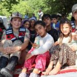 Jandarmadan tarım işçisi ailelerin çocuklarına sürpriz doğum günü 2 jandarmadan tarim iscisi ailelerin cocuklarina surpriz dogum gunu f6eb36b7078a