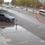 kamyonetin carptigi servis minibusu yayalarin uzerine savruldu kaza kamerada 04de73eef342