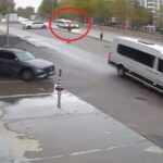 kamyonetin carptigi servis minibusu yayalarin uzerine savruldu kaza kamerada 22d5d60b248c