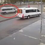 kamyonetin carptigi servis minibusu yayalarin uzerine savruldu kaza kamerada 4ef4587e7855