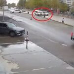 kamyonetin carptigi servis minibusu yayalarin uzerine savruldu kaza kamerada ca3c6aa922c3
