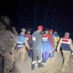 kayaliklardan dustu 15 saat sedye ile tasinarak hastaneye ulastirildi 2d5f0ed05437