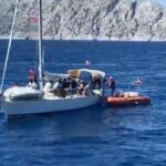 mugla aciklarinda yelkenlide 27 kacak gocmen ve 2 organizator suphelisi yakalandi 5ded35e9b986