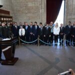 ozgur ozel anitkabiri ziyaret etti 979f67f81f6e