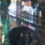 suruklenen motosikletlinin otomobilin altina girdigi kaza kamerada a886a1d62bdd