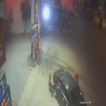 yakit doldurdugu otomobil aniden ilerleyince pompayi cekip araci durdurdu o anlar kamerada 1751e225acc2