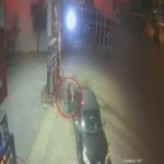 yakit doldurdugu otomobil aniden ilerleyince pompayi cekip araci durdurdu o anlar kamerada 4eaaebc6c311