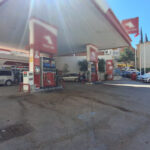 yakit doldurdugu otomobil aniden ilerleyince pompayi cekip araci durdurdu o anlar kamerada 5596dddd92b6