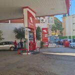 yakit doldurdugu otomobil aniden ilerleyince pompayi cekip araci durdurdu o anlar kamerada 6937dcc51243