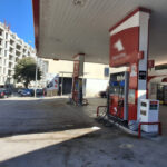 yakit doldurdugu otomobil aniden ilerleyince pompayi cekip araci durdurdu o anlar kamerada 97d7c5358862