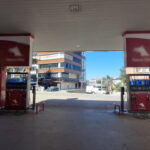 yakit doldurdugu otomobil aniden ilerleyince pompayi cekip araci durdurdu o anlar kamerada c537f73c55af