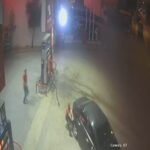 yakit doldurdugu otomobil aniden ilerleyince pompayi cekip araci durdurdu o anlar kamerada ede6caa0f9d0