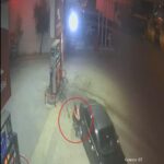 yakit doldurdugu otomobil aniden ilerleyince pompayi cekip araci durdurdu o anlar kamerada fc8413d20dea