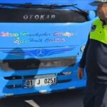 2 kisinin acik kapisinda asilarak yolculuk yaptigi ozel halk otobusunun surucusune ceza 34a570b8f5d2