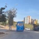2 kisinin acik kapisinda asilarak yolculuk yaptigi ozel halk otobusunun surucusune ceza f3cae4b540f1