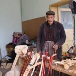 79 yasinda atik tahta parcalarindan yaptigi urunlerle gecimini sagliyor 5c2e6db43788