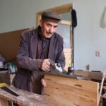 79 yasinda atik tahta parcalarindan yaptigi urunlerle gecimini sagliyor 5c6dbbd7507f