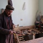79 yasinda atik tahta parcalarindan yaptigi urunlerle gecimini sagliyor 92d7e59d271e