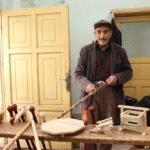 79 yasinda atik tahta parcalarindan yaptigi urunlerle gecimini sagliyor fd820cfedbee