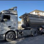 Adıyaman'da Sondaj Çalışmaları Sırasında TIR Dorsesindeki Beton Caddeye Döküldü 6 adiyamanda hafriyat tirinin dorsesindeki beton yola dokuldu video eklendi 55dc7caf2420