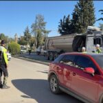 Adıyaman'da Sondaj Çalışmaları Sırasında TIR Dorsesindeki Beton Caddeye Döküldü 2 adiyamanda hafriyat tirinin dorsesindeki beton yola dokuldu video eklendi 74bab38d799e