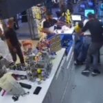 akaryakit istasyonu calisanini darbeden 2 kisi tutuklandi o anlar kamerada c2374e2599f6